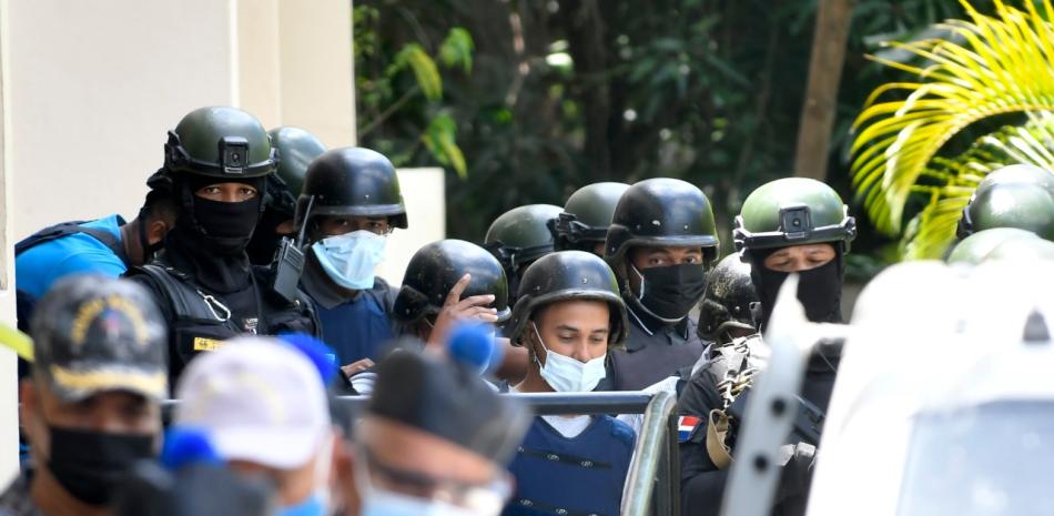 Los agentes cancelados de la Policía Nacional en uno de los traslados del fin de semana para el conocimiento de la medida de coerción. ADRIANO ROSARIO/LD