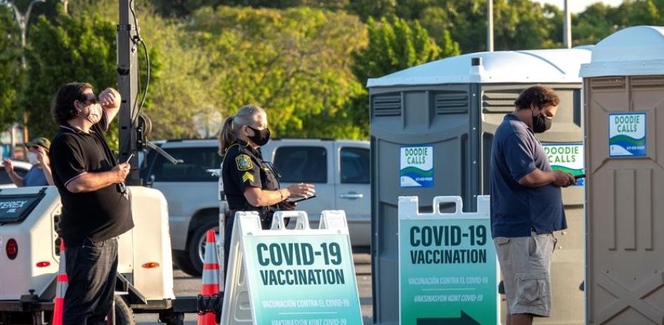 Personas hacen fila para recibir la vacuna contra la covid-19 en el sitio de vacunación de FEMA abierto en Miami-Dade College en Miami, Florida, Estados Unidos, el 3 de marzo de 2021. EFE/EPA/CRISTOBAL HERRERA-ULASHKEVICH/Archivo