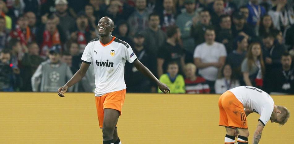En esta foto del 23 de octubre de 2019, Mouctar Diakhaby (izquierda) del Valencia tras ser expulsado en el partido contra Lille por la Liga de Campeones.