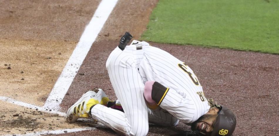 El jugador de los Padres de San Diego Fernando Tatis Jr. reacciona tras hacerse daño en el hombro mientras bateaba en el tercer inning del juego de la MLB que enfrentó a su equipo con los Gigantes de San Francisco, este lunes, en San Diego.