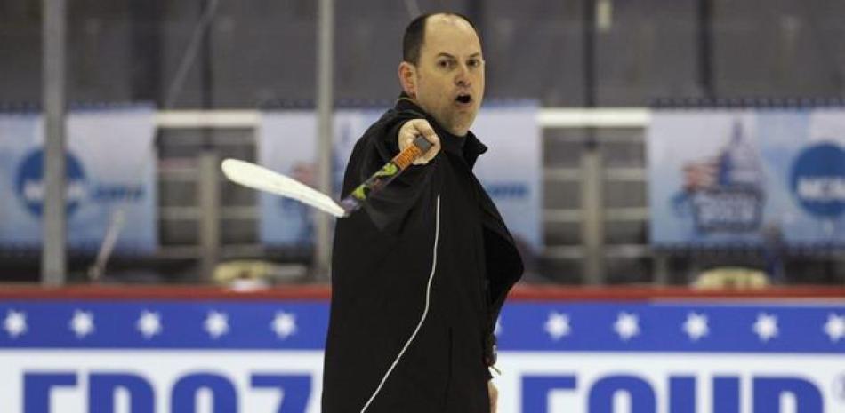 El entrenador en jefe de Bemidji State, Tom Serratore, dirige a sus jugadores durante la práctica de hockey universitario NCAA Frozen Four. (AP)