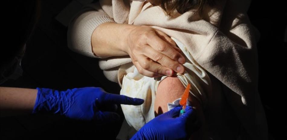 Un trabajador sanitario suministra la vacuna contra el Covid-19 a una persona, en el Centro Cultural Miguel Delibes, a 5 de abril de 2021, en Valladolid, Castilla y León, (España).

Foto: Photogenic/Claudia Alba/Europa Pres