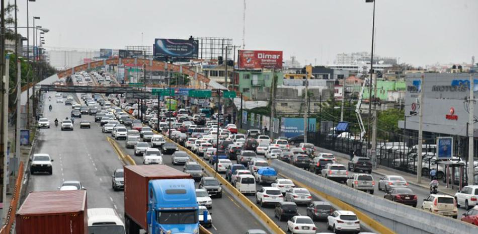 Las lluvias torrenciales en varias regiones del país no sólo han sido causantes de daños inundaciones, sino que han taponado el tráfico y retrasado el flujo de viajes.