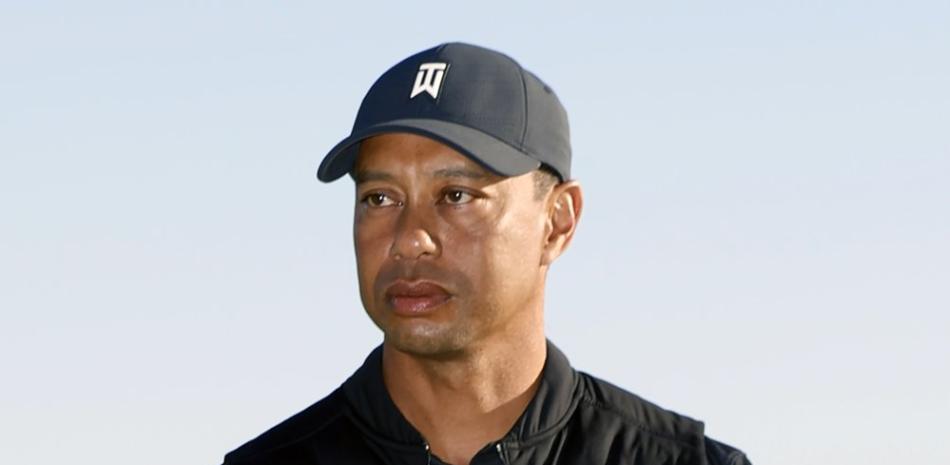 En esta foto del 21 de febrero de 2021, Tiger Woods presencia la ceremonia de premiación del torneo de golf Genesis Invitational en el Riviera Country Club, en las afueras de Los Ángeles.