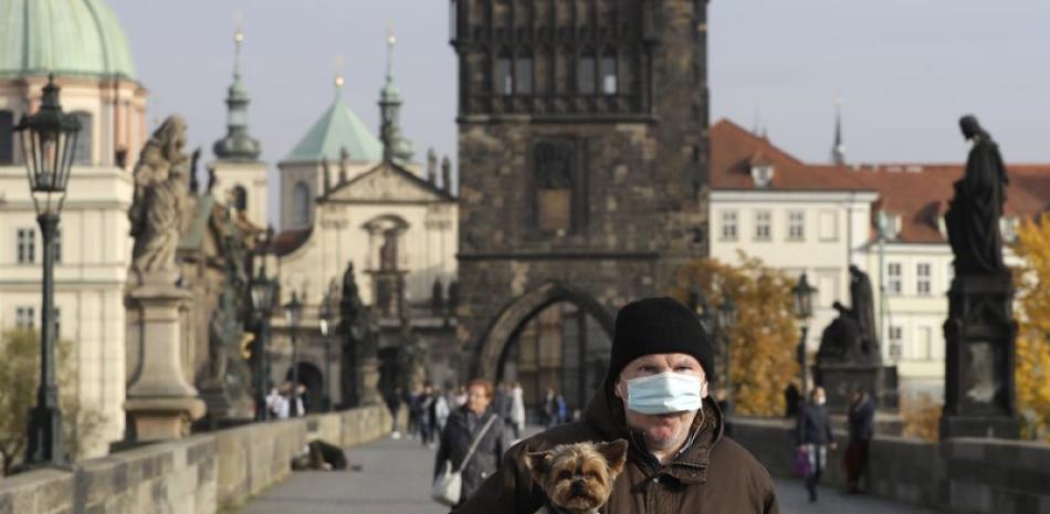 Un hombre camina con su perro en Praga en la República Checa el 21 de octubre del 2020.

Foto: AP/Petr David Josek