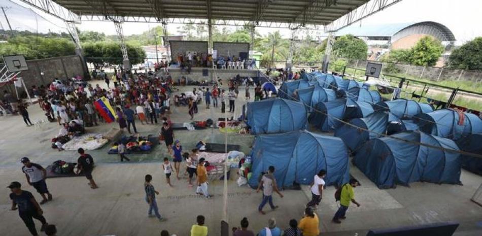 Decenas de venezolanos están en un refugio en Arauquita, Colombia, el jueves 25 de marzo de 2021, en la frontera con Venezuela.

Foto: AP/Fernando Vergara