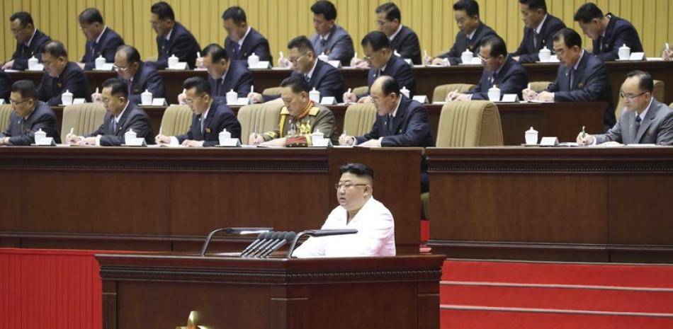 En esta imagen, distribuida por el gobierno de Corea del Norte, el líder del país, Kim Jong Un, ofrece el discurso inaugural en una conferencia de secretarios de célula del Partido de los Trabajadores, en Pyongyang, Corea del Norte, el 6 de abril de 2021. (Agencia Central de Noticias de Corea/Korea News Service vía AP)