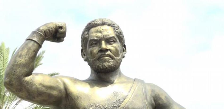 Estatua de Jack Veneno en el parque Eugenio María de Hostos.