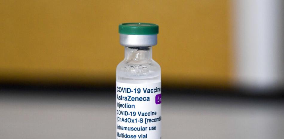 La foto del 21 de marzo de 2021 muestra un frasco de la vacuna de AstraZeneca contra el COVID-19 en el templo Guru Nanak Gurdwara Sikh en Luton, Inglaterra.

Foto: AP/Alberto Pezzali