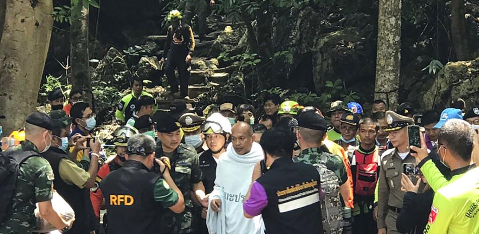 Rescatistas ayudan a Phra Manas (centro) a salir de la cueva Tham Phra Sai Ngam, en la provincia norteña de Phitsanulok, en Tailandia, el 7 de abril de 2021.

Foto: AP