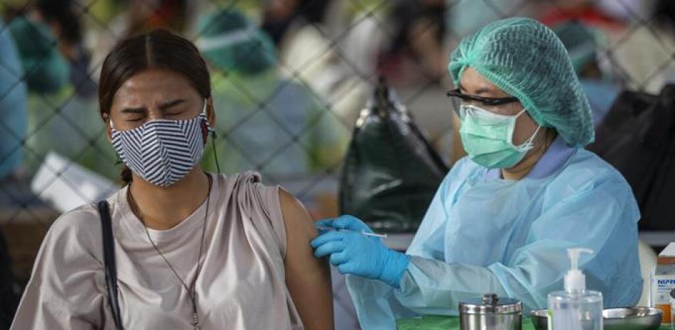 Una trabajadora sanitaria administra una dosis de la vacuna del COVID-19 a una trabajadora en una zona de ocio donde se identificó un foco de infección de COVID-19, en Bangkok, el miércoles 7 de abril de 2021.

Foto: AP/Sakchai Lalit