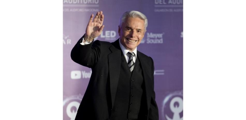 En esta fotografía del 25 de octubre de 2017 el cantante mexicano Enrique Guzmán llega a los Premios Lunas del Auditorio Nacional en la Ciudad de México. (Foto AP/Archivo)