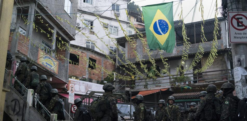 Soldados brasileños patrullan la favela de Chapeu Mangueira, en Rio de Janeiro, el 21 de junio de 2018.

Foto: AP/Leo Correa