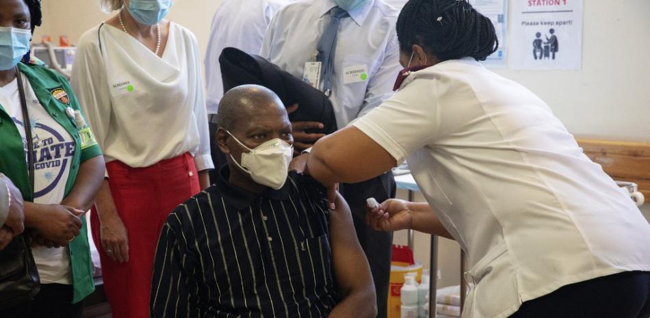 El ministro de Salud de Sudáfrica, Zweli Mkhize, recibe una inyección de la vacuna Covid-19 en el Hospital Khayelitsha en Ciudad del Cabo el 17 de febrero de 2021. GIANLUIGI GUERCIA / POOL / AFP