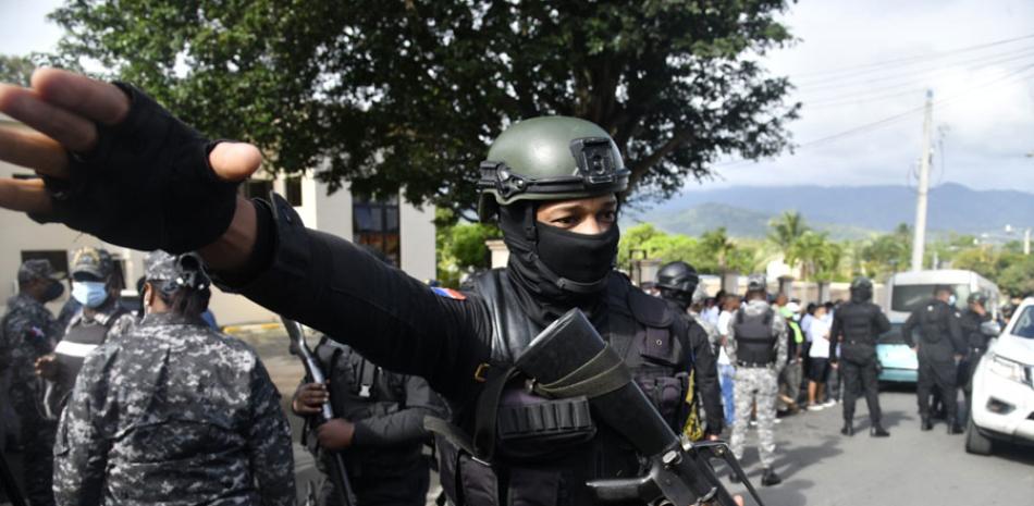 Las medidas de seguridad fueron redobladas ayer en torno al en Palacio de Justicia de Villa Altagracia, donde se les conocerían medidas de coerción a los policías implicados en el crimen de los pastores. // Fotos: Adriano Rosario