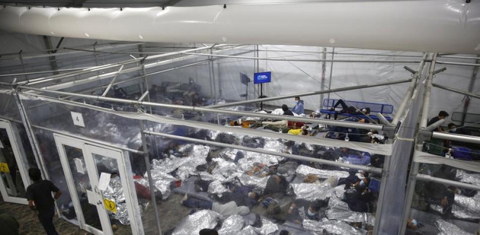 En esta foto de archivo del 30 de marzo de 2021, niños duermen en el centro de detención de Donna, Texas, del Departamento de Seguridad Nacional para menores no acompañados. Foto: Dario Lopez-Mills/AP.