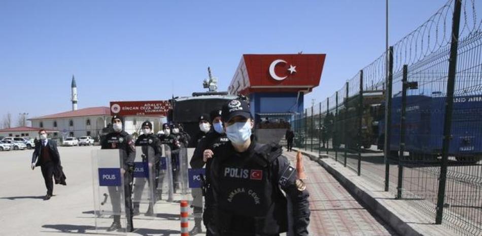 Policías antimotines custodian un tribunal donde son procesados 479 acusados por un intento de golpe de Estado en 2016, en Sincan, cerca de Ankara, Turquía, el 7 de abril de 2021. (AP Foto/Burhan Ozbilici)