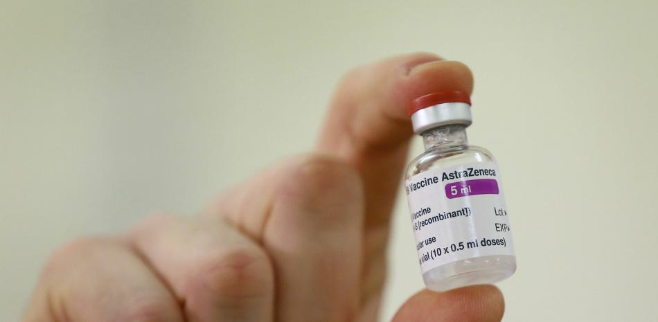 La foto muestra un frasco de la vacuna contra el COVID-19 de AstraZeneca en el Hospital Princesa Real en Haywards Heath, Inglaterra.

Foto: Gareth Fuller/AP