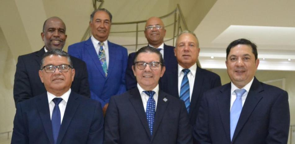 El doctor Félix Escaño junto al grupo de golfistas naqueños que lo acompañan en la plancha.