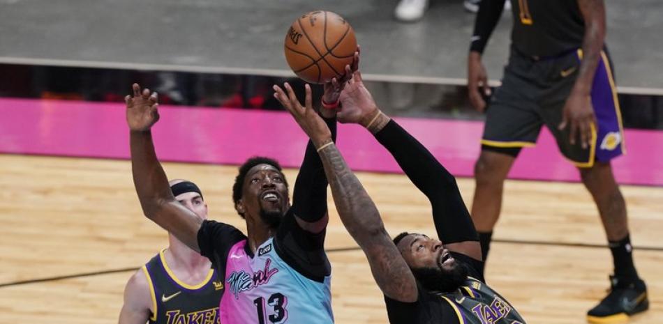 El pívot de Miami Heat Bam Adebayo (13) y el pívot de Los Angeles Lakers Andre Drummond (2) buscan un rebote durante la segunda mitad de un partido de baloncesto de la NBA, el jueves 8 de abril de 2021 en Miami.