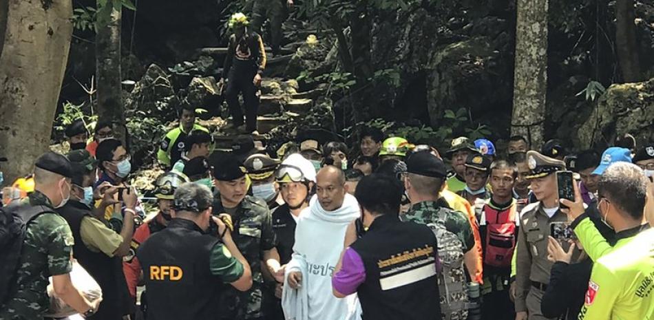 Rescatistas ayudan a Phra Manas (centro) a salir de la cueva Tham Phra Sai Ngam, en la provincia norteña de Phitsanulok, en Tailandia, el 7 de abril de 2021. (AP Foto)