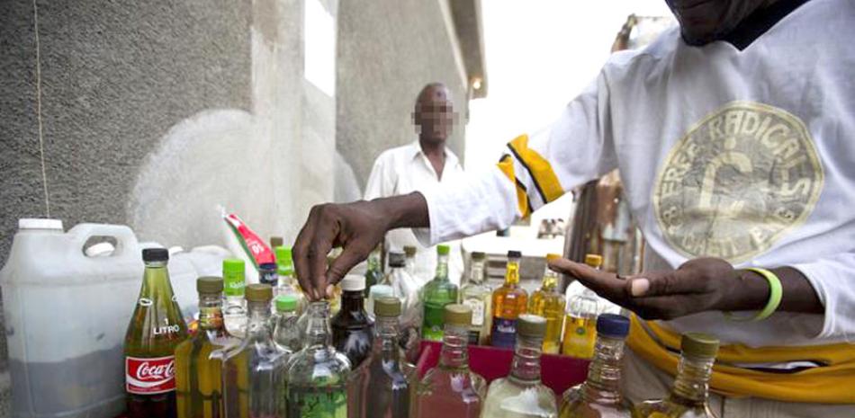 Las autoridades mantienen una alerta epidemiológica sobre el consumo de alcohol adulterado, que ya ha provocado una veintena de muertes y más de 100 afectados.
