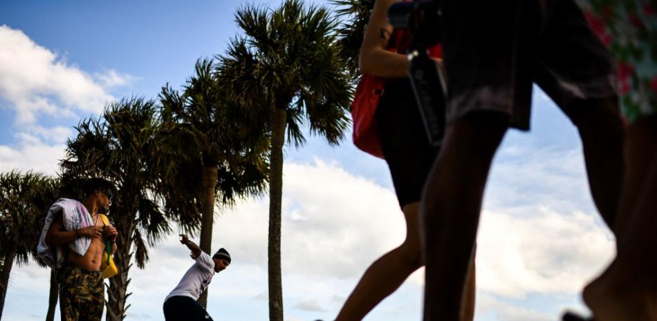 Un patinador está mostrando sus movimientos en South Pointe Park en Miami Beach, el 6 de abril de 2021. CHANDAN KHANNA / AFP