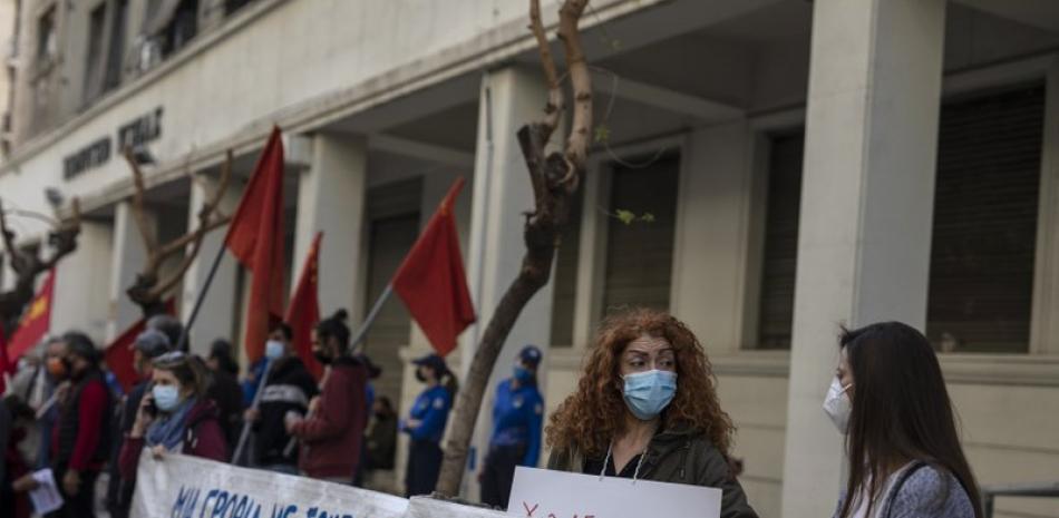 Una protesta frente al Ministerio de Salud en Atenas el 7 de abril del 2021. (AP Foto/Petros Giannakouris)