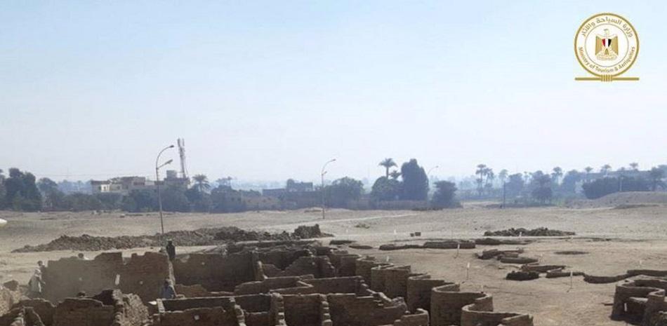 Restos de edificios de la ciudad perdida descubierta al oeste de Luxor - © Ministerio De Antigüedades De Egipto