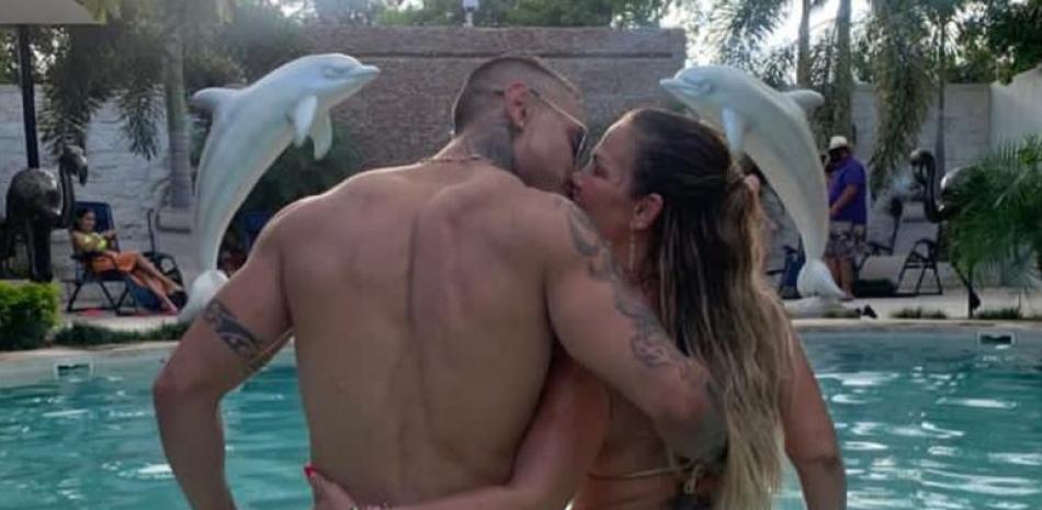 Niurka Marcos publicó varias fotografías junto a Reey Montaño. A la pareja se le vio muy cariñosa en una piscina y disfrutando de varias atracciones de un hotel en Yucatán. El post fue acompañado con la frase: “Siempre conmigo”.