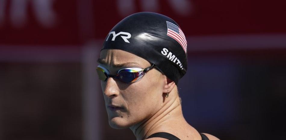 Leah Smith se prepara para competir en la final femenina de 200 metros en la competencia de natación TYR Pro Swim Series, en Mission Viejo, California (AP Photo / Ashley Landis)