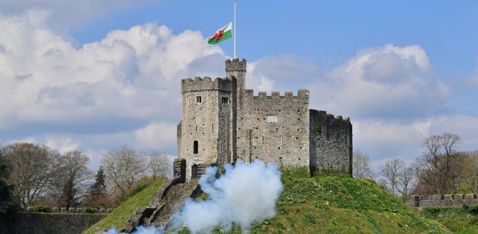 Miembros del 104to Regimiento de Artillería Real disparan uno de cañonazos en los terrenos del Castillo de Cardiff, en honor al príncipe Felipe, en Cardiff. Foto: Ben Birchall/AP.