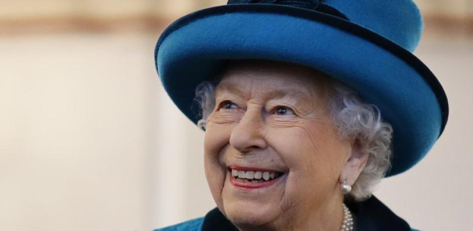 En esta foto del 26 de noviembre del 2019, la reina Isabel II de Inglaterra visita la nueva sede de la sociedad Royal Philatelic en Londres.

Foto: Tolga Akmen/AP