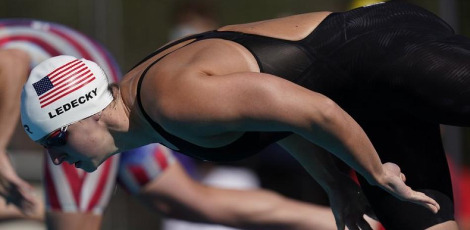Katie Ledecky compite en la final femenina de 200 metros en el encuentro de natación TYR Pro Swim Series, en Mission Viejo, California. Ledecky ganó la final. (Foto AP / Ashley Landis)