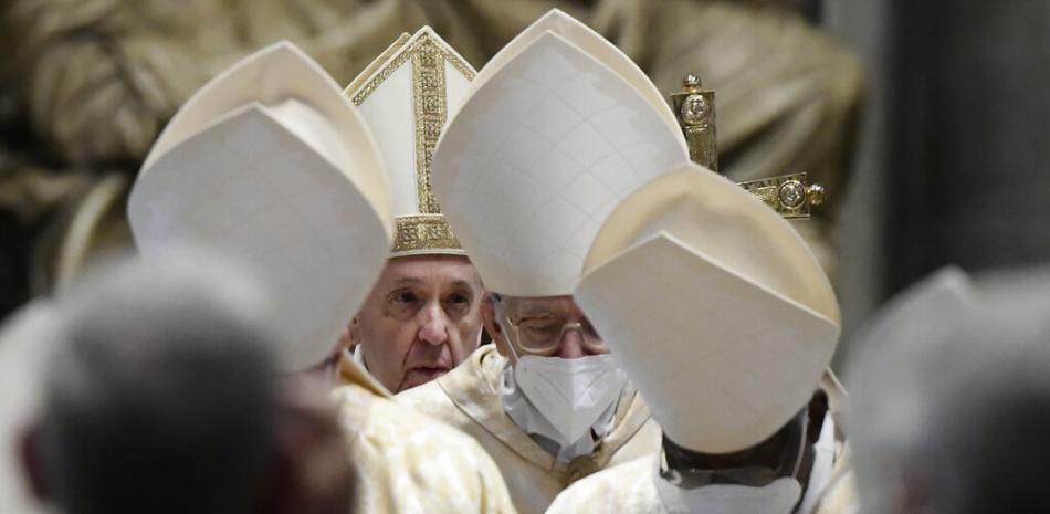 El papa Francisco sale tras celebrar la misa de Pascua en la Basílica de San Pedro del Vaticano, el domingo 4 de abril de 2021, durante la pandemia del coronavirus.

Foto: Filippo Monteforte/AP