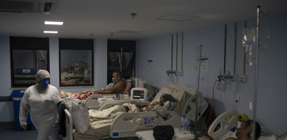 Pacientes con COVID-19 son atendidos el jueves 8 de abril de 2021 en el hospital municipal de Sao Joao de Meriti, en el estado de Río de Janeiro, Brasil. (AP Foto/Felipe Dana)