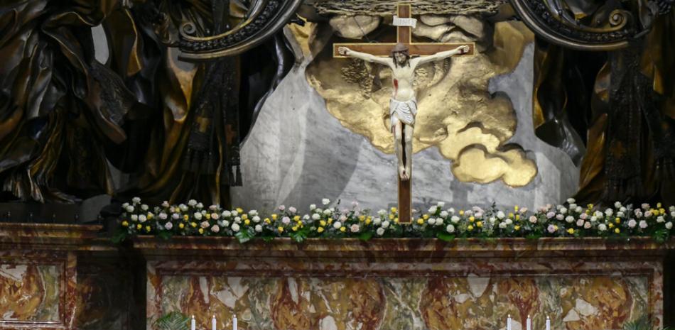 El papa Francisco en una fotografía de archivo del domingo 4 de abril de 2021, antes de dar su bendición Urbi et Orbi durante la misa de Pascua en la Basílica de San Pedro, en el Vaticano.

Foto: Filippo Monteforte/AP