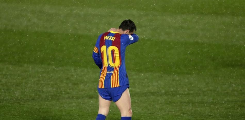El argentino Lionel Messi, del Barcelona, se seca el sudor del rostro durante un encuentro de La Liga ante el Real Madrid. (AP Foto/ Manu Fernández)