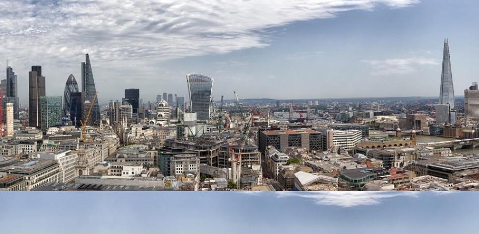 Arrriba: El “skyline” de Londres 'original' tal y como son en la realidad actualmente (imagen de Remitly)/ Abajo:  El “skyline” de Londres ‘después de editado’ sin los edificios diseñados por arquitectos extranjeros (Remitly)