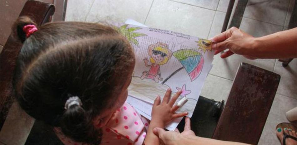 Seliandry Rodríguez recibe instrucciones por WhatsApp y como puede le enseña los números y vocales en casa a su hija de tres años. No ha querido llevar a la pequeña a sesiones con la maestra, porque teme el contagio con el virus. (FOTOS: DANIEL HERNÁNDEZ)