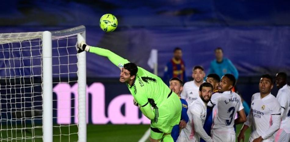 Momento en que casi Lionel Messi mete un gol olímpico. / AFP