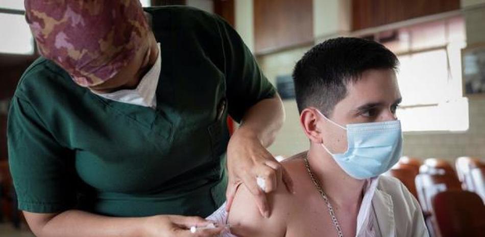 Una enfermera aplica una dosis de la vacuna rusa Sputnik V, durante una jornada de vacunación de trabajadores de la salud, el 7 de abril en Caracas (Venezuela).