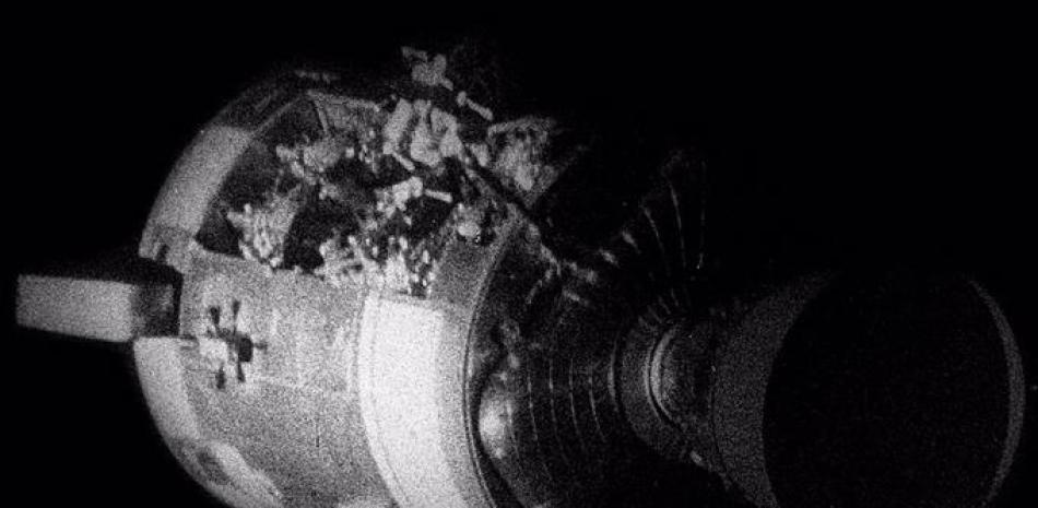 Módulo de servicio del Apolo 13 dañado, fotografiado desde el módulo de mando después de la separación. ©NASA