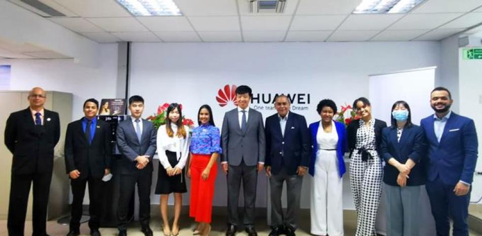 Ejecutivos de la empresa china Huawei, el director de Listín Diario, Miguel Franjul, acompañado de otros periodistas de este medio. FUENTE EXTERNA