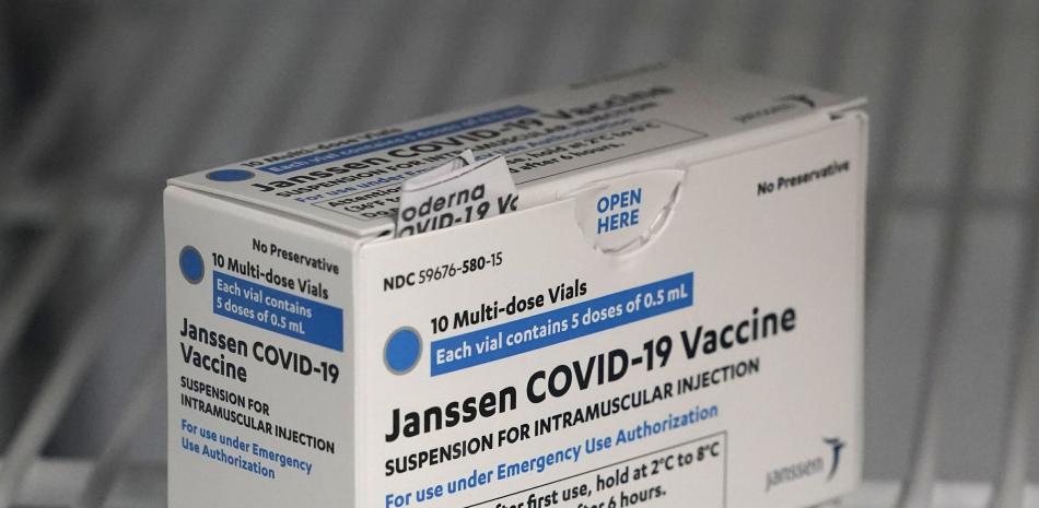 En esta imagen del 25 de marzo de 2021, se ve una caja con la vacuna de Johnson & Johnson contra el coronavirus en un refrigerador dentro de una clínica en el estado de Washington.

Foto: AP/Ted S. Warren