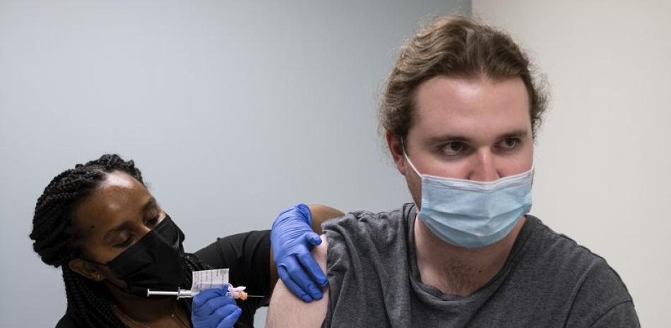 El voluntario Cole Smith recibe una tercea dosis de la vacuna de Moderna, pensada para combatir nuevas variantes del COVID-19, en una clínica de la Universidad de Emory en Decatur, Georgia, el 31 de marzo del 2021. (AP Photo/Ben Gray)