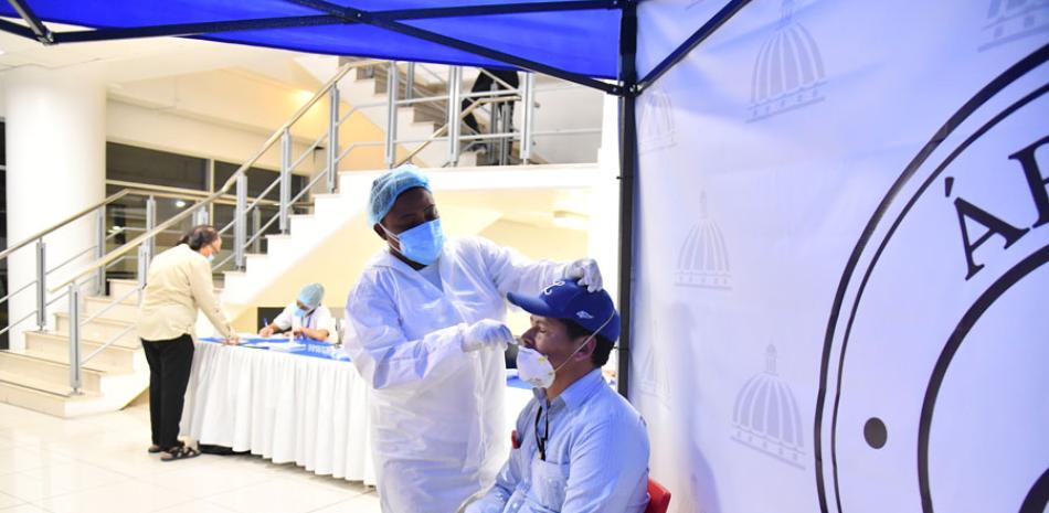 El gobierno quiere que las personas se hagan la prueba anticovid con antígenos que son más baratos que la PCR.