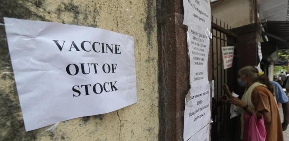 Una nota que informa sobre la falta de dosis de la vacuna contra el COVID-19, en la pared de un centro de vacunación, en Mumbai, India, el 8 de abril de 2021. (AP Foto/Rafiq Maqbool)