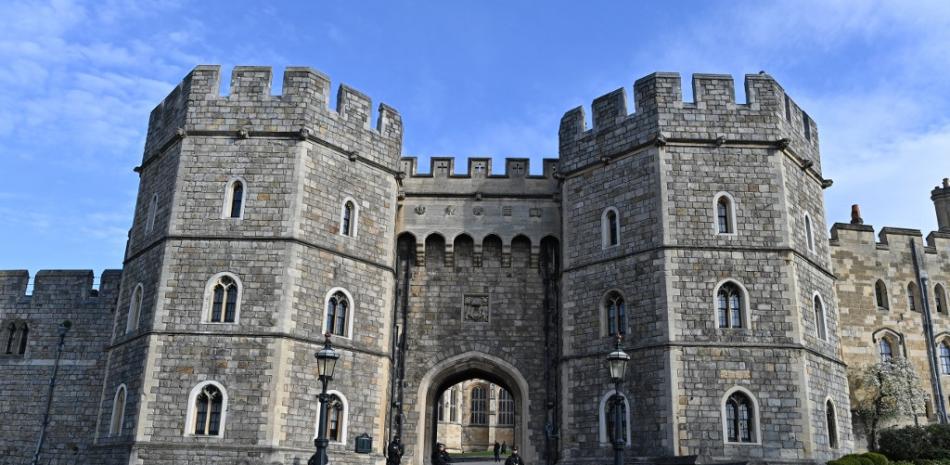 Los guardianes del castillo se encuentran en el camino de entrada de la puerta de Enrique VIII en el castillo de Windsor en Windsor, al oeste de Londres, el 11 de abril de 2021, dos días después de la muerte del príncipe Felipe de Gran Bretaña, duque de Edimburgo, a la edad de 99 años.

Foto: Paul Ellis/ AFP