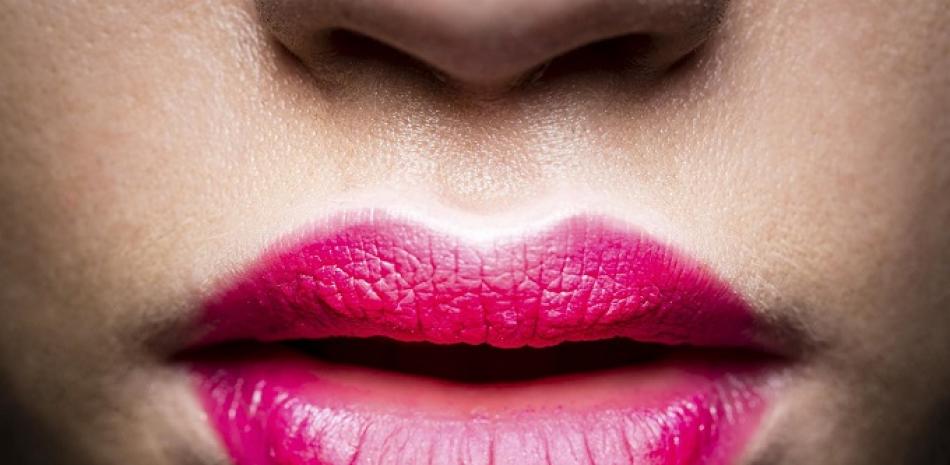 Los labios suelen ser la parte del rostro a la que dedicamos menos atención y cuidados. Foto: Miles Willis - Archivo